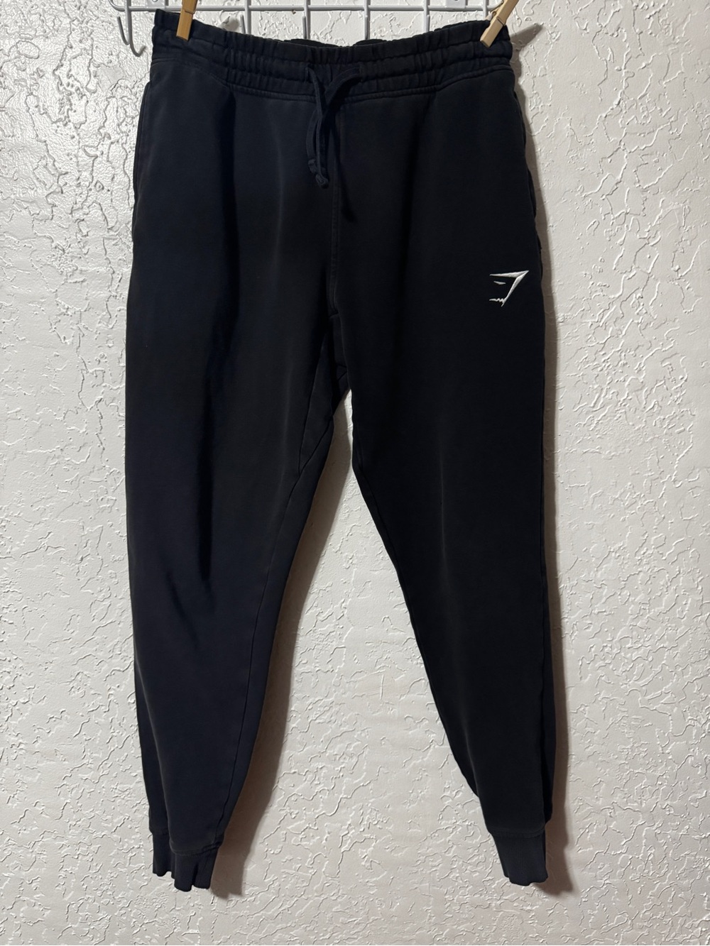 Gymshark Crest Joggers Mens Black Sweatpants Slim Fit Standard